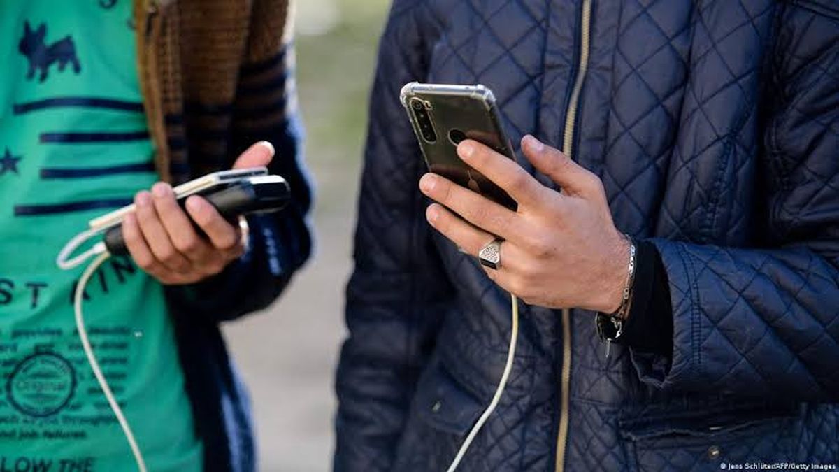 ¿que-es-el-“pink-slime”?-portales-partidarios-que-fingen-ser-medios-locales-contaminan-a-los-chatbots-de-cara-a-las-midterms