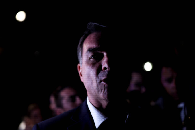 flavio-bolsonaro-quer-destruir-o-que-faz-do-brasil-um-dos-lugares-mais-maravilhosos-do-mundo