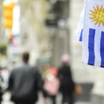 una-discusion-de-casi-200-anos,-miles-de-afectados-y-una-disputa-entre-juristas:-el-intento-del-gobierno-de-redefinir-quien-es-uruguayo