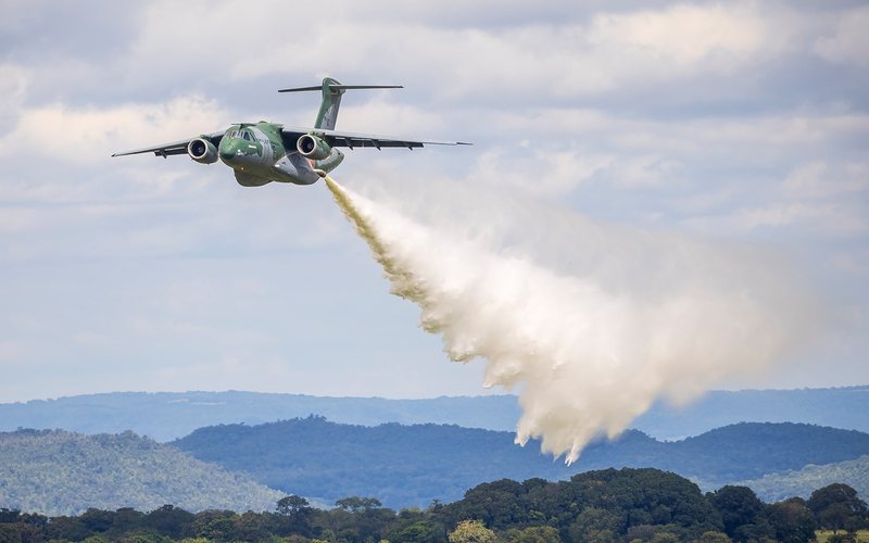 kc-390-da-fab-inicia-combate-aereo-a-incendios-no-amazonas