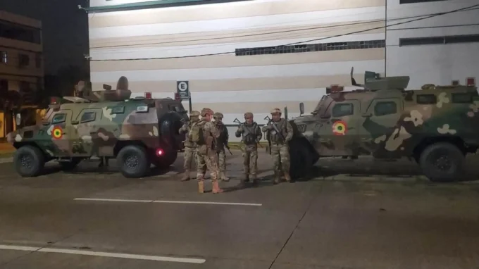 tras-hechos-delincuenciales-en-santa-cruz,-militares-son-desplegados-a-las-calles