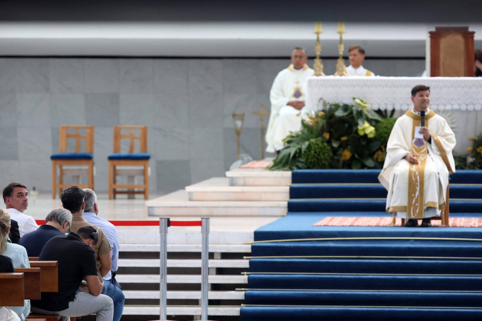 flavio-participa-de-missa-de-nossa-senhora-e-diz-que-vai-visitar-bolsonaro-nesta-terca