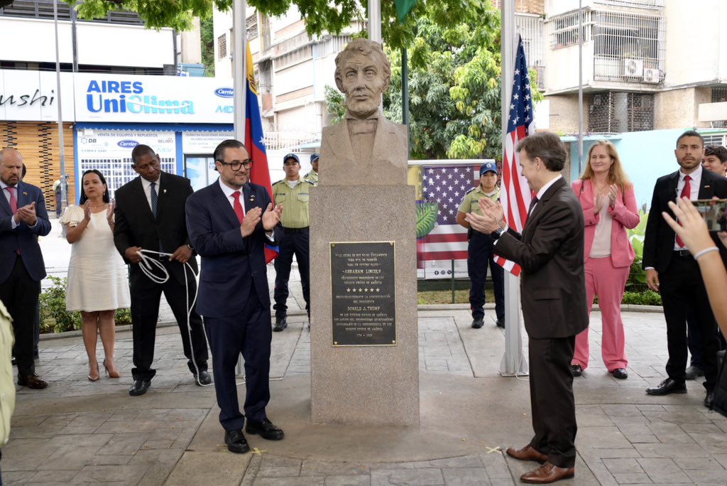 reinauguran-plaza-lincoln-en-bello-monte-con-placa-dedicada-a-donald-trump