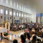 missa-de-nossa-senhora-aparecida-lota-a-‘igrejinha’-em-apucarana;-paroquia-faz-60-anos