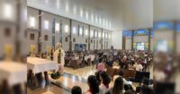 missa-de-nossa-senhora-aparecida-lota-a-‘igrejinha’-em-apucarana;-paroquia-faz-60-anos