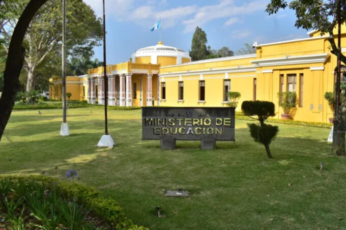 cobros-por-graduaciones-y-clausuras:-mineduc-aclara-que-pagos-son-prohibidos-y-como-denunciar
