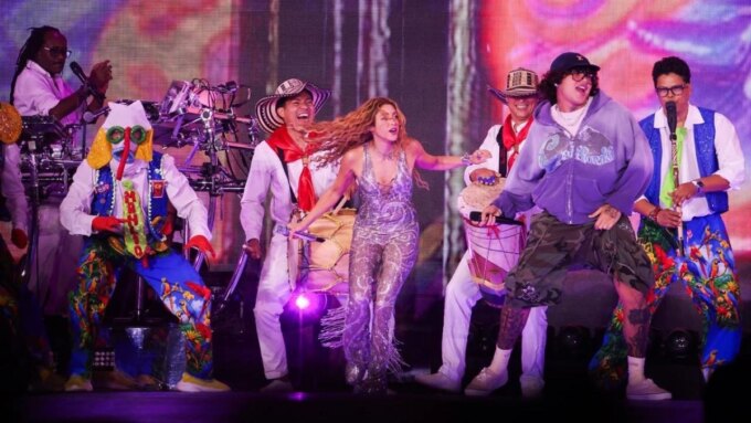barranquilla-se-tomo-madrid:-el-carnaval-bailo-con-shakira-y-beele-ante-60.000-personas-en-el-cierre-de-su-gira-europea-y-ella-recibio-su-marimonda
