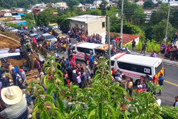derrumbe-en-solola-deja-a-trabajador-herido-y-otro-soterrado-en-una-construccion