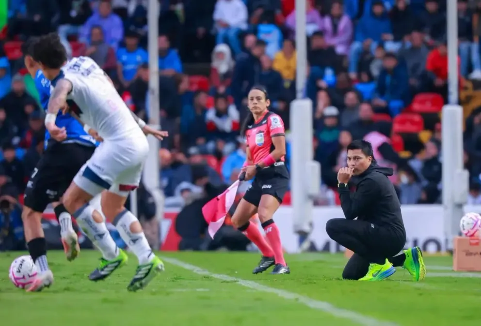 esteban-gonzalez-brilla-en-mexico:-queretaro-encadena-cinco-partidos-sin-perder