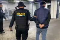 pasajero-de-«taxi-pirata»-es-detenido-con-20-bolsas-de-marihuana-en-zona-7