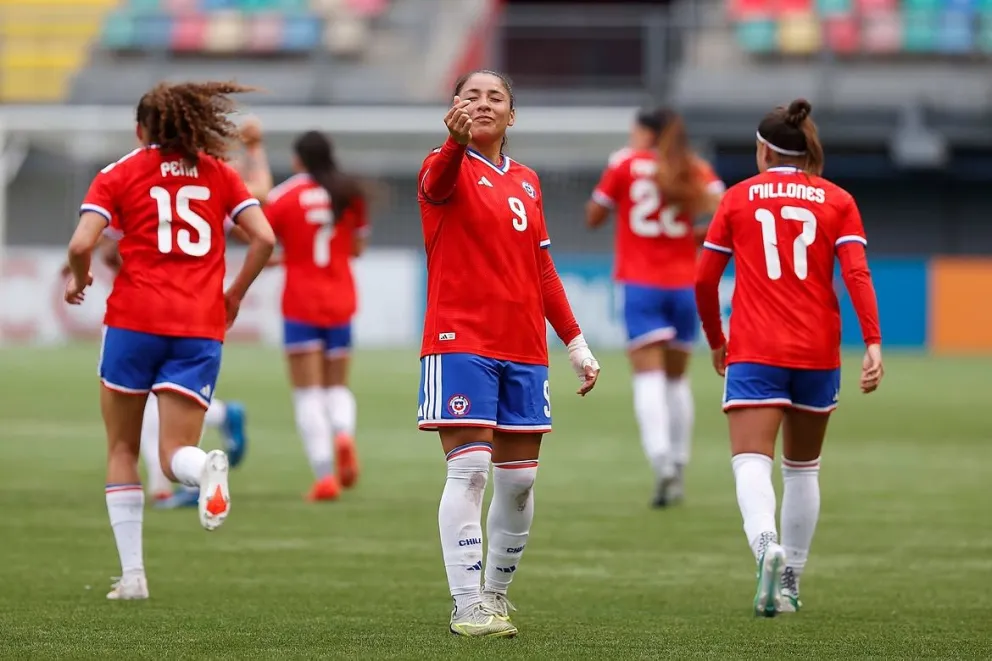 la-figura-fue-pirata:-adriana-moreno-convierte-cuatro-goles-en-triunfo-de-chile-ante-bolivia