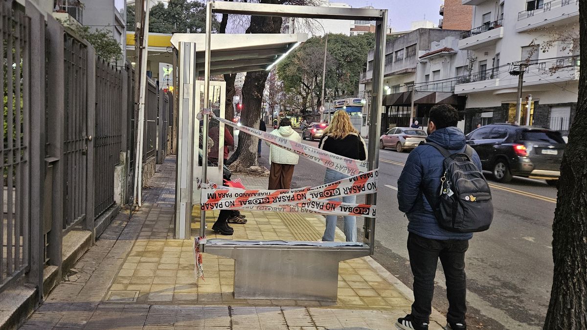 soportes-de-publicidad-que-ocupan-la-mitad-de-la-vereda:-la-“falta-de-espacio”-para-circular,-la-seguridad-vial-y-la-defensa-de-la-im