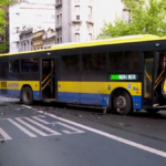 un-auto-circulaba-a-alta-velocidad,-cruzo-en-roja-y-choco-contra-un-omnibus-en-el-centro:-hay-varios-heridos