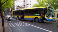 un-auto-circulaba-a-alta-velocidad,-cruzo-en-roja-y-choco-contra-un-omnibus-en-el-centro:-hay-varios-heridos