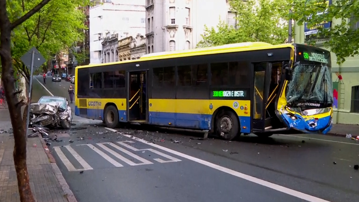 un-auto-circulaba-a-alta-velocidad,-cruzo-en-roja-y-choco-contra-un-omnibus-en-el-centro:-hay-varios-heridos