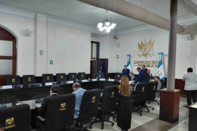 iniciativas-de-ley-de-ciberseguridad-y-«alimentacion-saludable»-vuelven-a-aparecer-para-plenaria-del-13-de-octubre