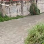 un-subintendente-de-la-policia-siguio-desde-la-orilla-y-rescato-a-un-nino-de-13-anos-que-fue-arrastrado-por-el-arroyo-el-salao-en-soledad,-atlantico