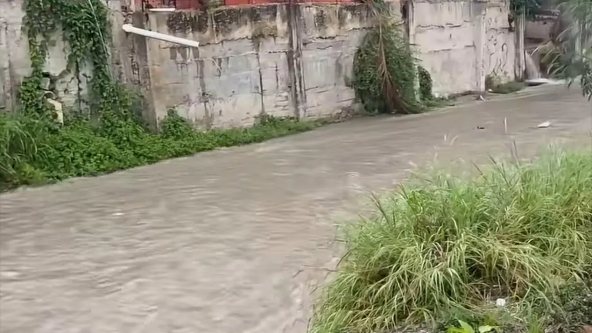 un-subintendente-de-la-policia-siguio-desde-la-orilla-y-rescato-a-un-nino-de-13-anos-que-fue-arrastrado-por-el-arroyo-el-salao-en-soledad,-atlantico