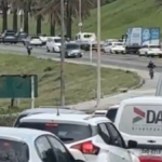 grave-accidente-en-la-rambla-de-malvin:-dos-motociclistas-heridos-y-largas-filas-de-vehiculos-hacia-el-centro