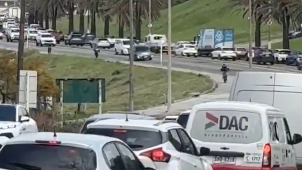 grave-accidente-en-la-rambla-de-malvin:-dos-motociclistas-heridos-y-largas-filas-de-vehiculos-hacia-el-centro