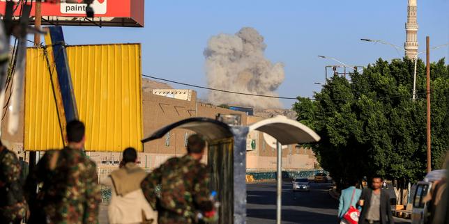 la-coalition-saoudienne-frappe-pres-de-sanaa,-les-houthistes-menacent-de-riposter-en-visant-riyad