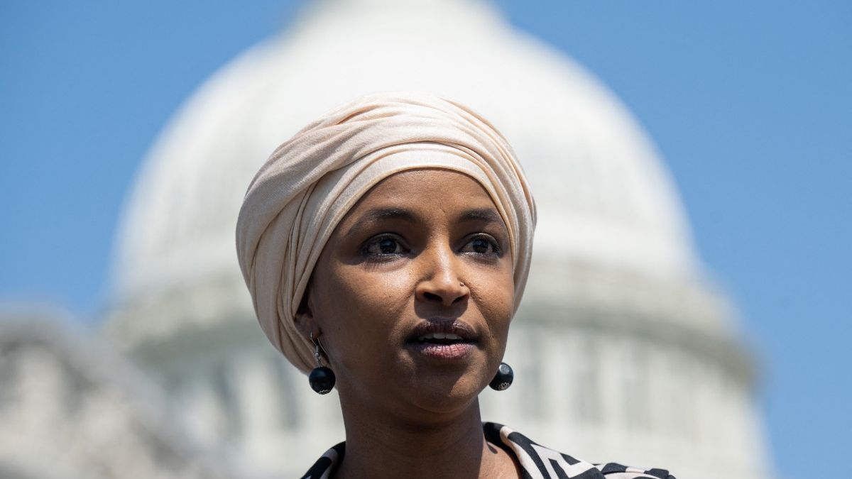 a-semanas-de-las-midterms,-la-congresista-ilhan-omar-acusa-a-trump-de-“intimidacion-politica”-tras-allanamiento-a-su-casa