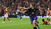 galatasaray-1-4-barcelona:-lucas-torreira-no-pudo-con-el-poderio-del-mediocampo-catalan-con-rodri-y-pedri