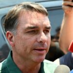 flavio-bolsonaro-visita-a-su-padre-jair-a-12-dias-del-balotaje-en-brasil-y-dice-que-“esta-muy-contento”-con-el-resultado
