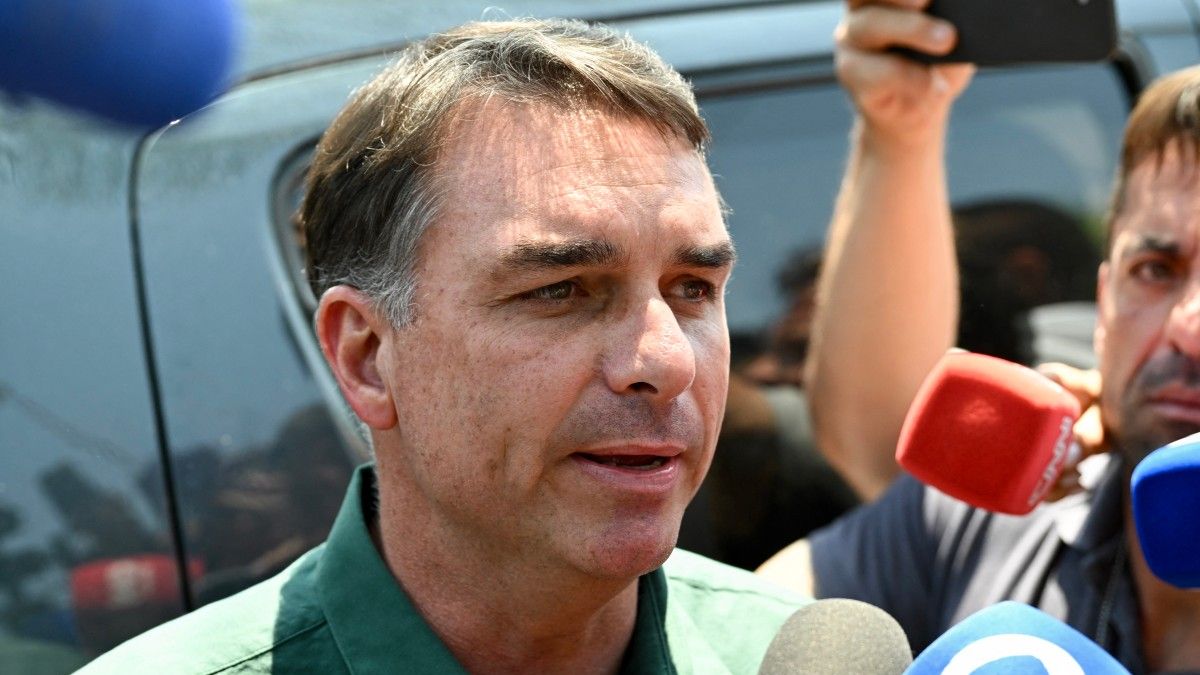 flavio-bolsonaro-visita-a-su-padre-jair-a-12-dias-del-balotaje-en-brasil-y-dice-que-“esta-muy-contento”-con-el-resultado