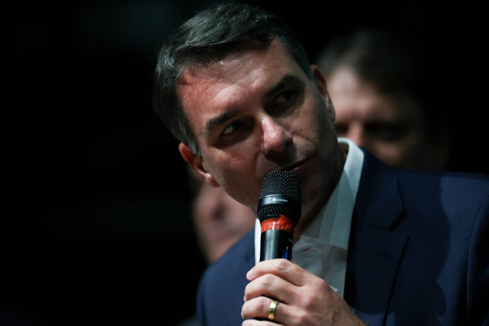 favoritismo-amplia-cobranca-por-propostas-e-flavio-bolsonaro-se-esquiva