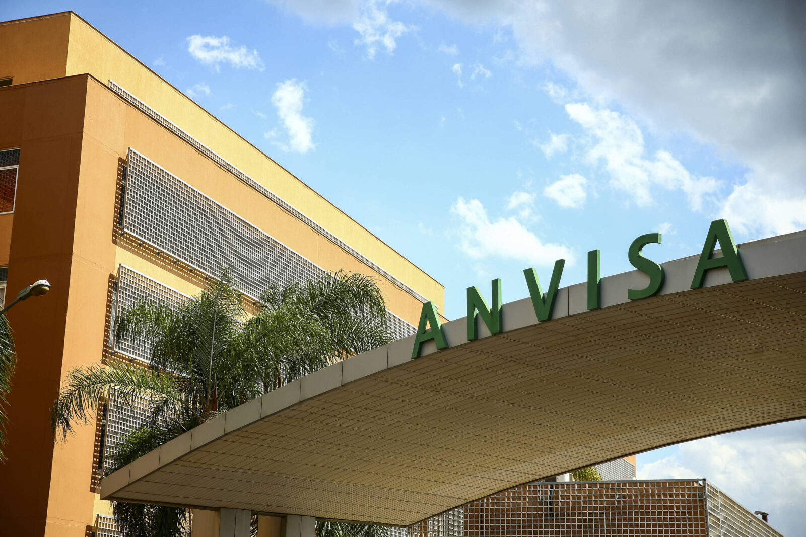 pacientes-relatam-demora-da-anvisa-na-liberacao-de-medicamentos-importados;-agencia-alega-alta-demanda