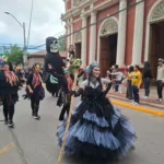 cientos-de-personas-disfrutaron-del-pasacalle-y-la-obra-“soberbia,-la-muerte-nunca-supo-tan-dulce”-en-vicuna