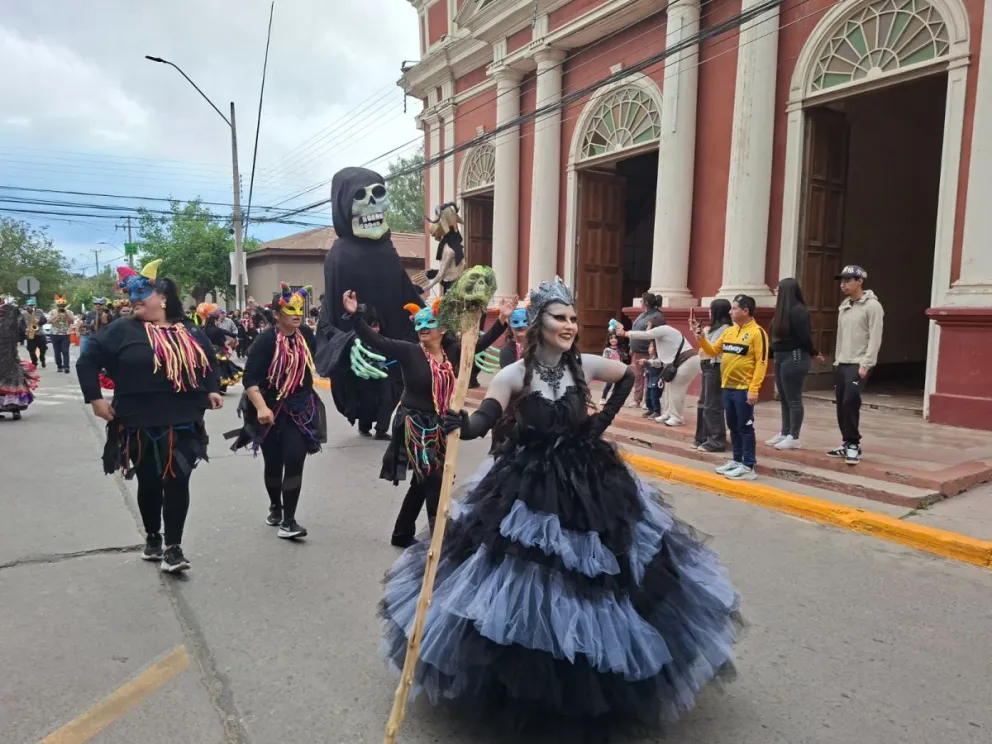 cientos-de-personas-disfrutaron-del-pasacalle-y-la-obra-“soberbia,-la-muerte-nunca-supo-tan-dulce”-en-vicuna