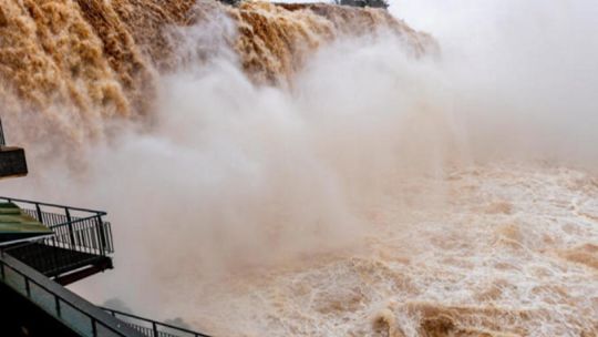 por-el-super-nino,-vuelven-a-cerrar-los-principales-circuitos-de-las-cataratas-del-iguazu