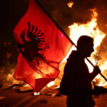 protestos-estudantis-crescem-na-albania;-edificio-de-ministerio-e-incendiado