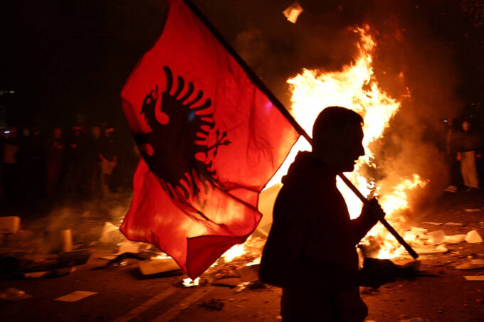 protestos-estudantis-crescem-na-albania;-edificio-de-ministerio-e-incendiado