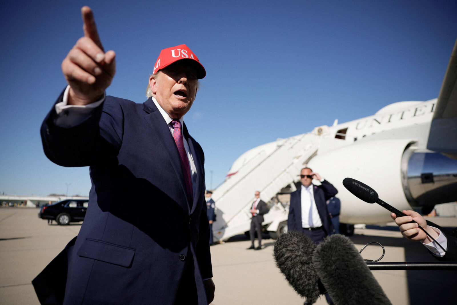 trump-deseja-recuperacao-boa-e-rapida-a-leao-14-apos-cirurgia-do-papa-para-retirada-de-tumor-no-pulmao