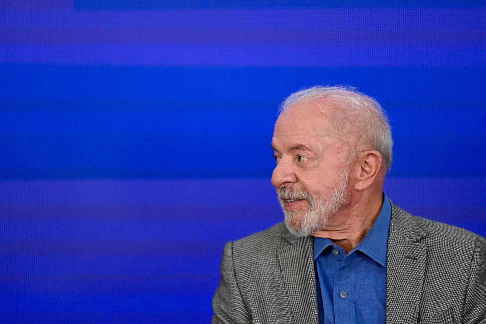 lula-vai-comprar-celular-se-canal-no-whatsapp-chegar-a-5-milhoes,-diz-janones
