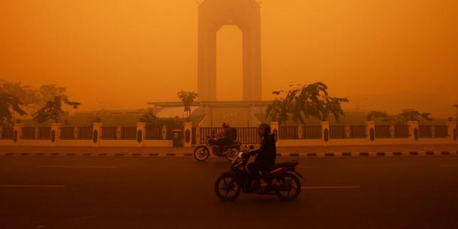 des-incendies-geants-continuent-de-ravager-l’indonesie,-plongeant-la-region-dans-un-brouillard-toxique