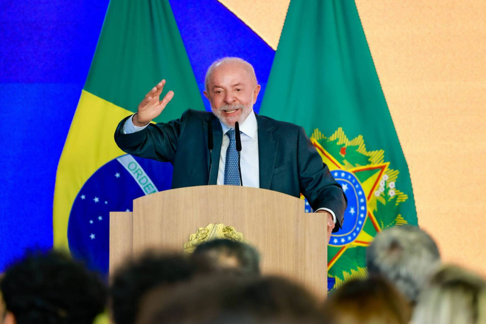 lula-comemora-aprovacao-no-senado-da-pec-do-fim-da-escala-6×1