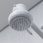 banho-de-ate-6-minutos-economiza-mais-de-3-mil-litros-de-agua-por-mes,-orienta-sanepar