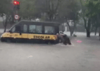 van-escolar-com-criancas-fica-ilhada-no-centro-de-sp-apos-fortes-chuvas