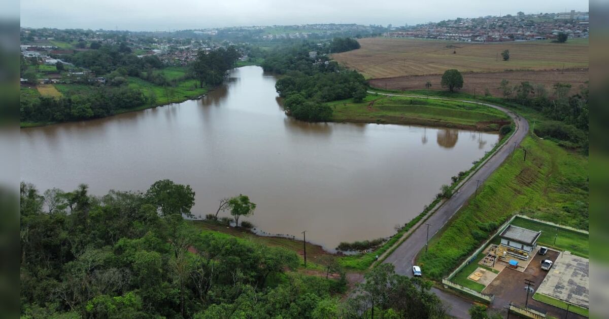 prefeitura-libera-transito-na-rua-rafael-sorpile-apos-forca-tarefa-na-represa-do-schmidt