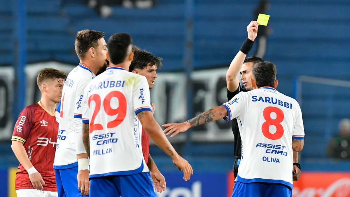 “tarjetas-electronicas”,-la-nueva-tecnologia-para-los-arbitros-que-se-probara-en-nacional-vs-rentistas-por-la-copa-auf-uruguay