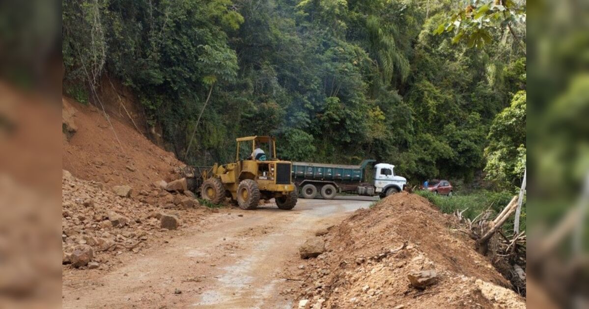 chuvas-provocam-delizamento-de-terra-e-bloqueiam-rodovia-no-pr