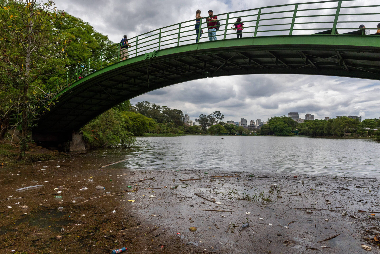 transbordamento-e-sujeira-no-lago-do-ibirapuera-tem-ligacao-com-corrego-do-entorno,-diz-concessionaria