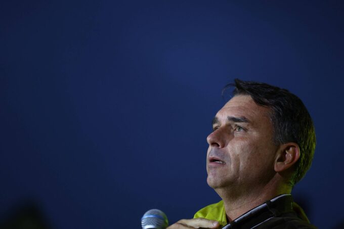 bet-de-investigado-por-fraude-do-inss-pagou-voos-de-flavio-bolsonaro-na-europa