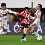 sem-acertar-um-chute-ao-gol,-flamengo-segura-estudiantes-e-leva-decisao-para-o-maracana