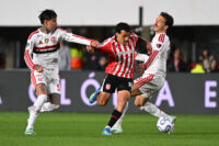 sem-acertar-um-chute-ao-gol,-flamengo-segura-estudiantes-e-leva-decisao-para-o-maracana