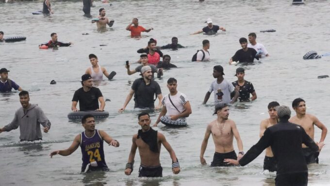 tension-en-ceuta:-la-amenaza-de-una-nueva-invasion-de-100.000-inmigrantes-enciende-todas-las-alarmas